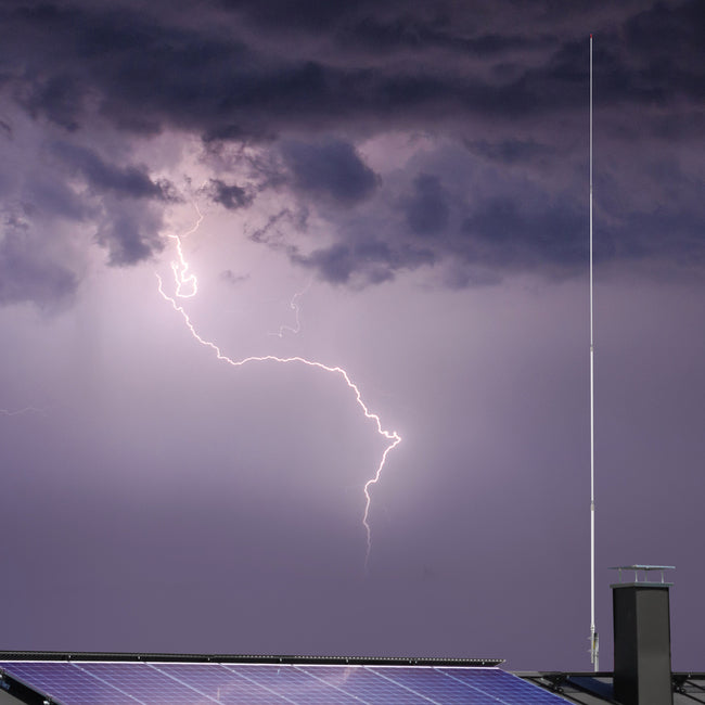 ProComm PT-99 Proton 10M en 11M basisantenne op het dak met onweer in de lucht