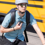 Noxgear 39G BT speaker aan een poloshirt gedragen door jongen op de fiets