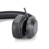 Anytone Q9 headset detailfoto met oplaadpoort en oorschelp