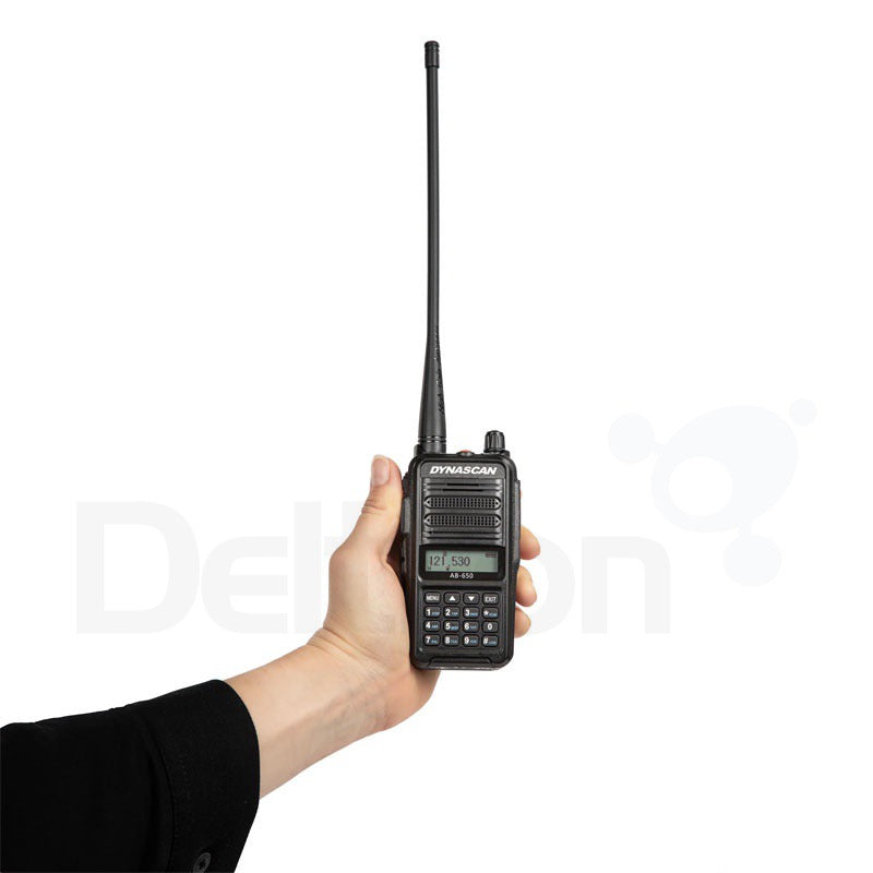 Dynascan AB-650 draagbare VHF transceiver in de hand van een persoon