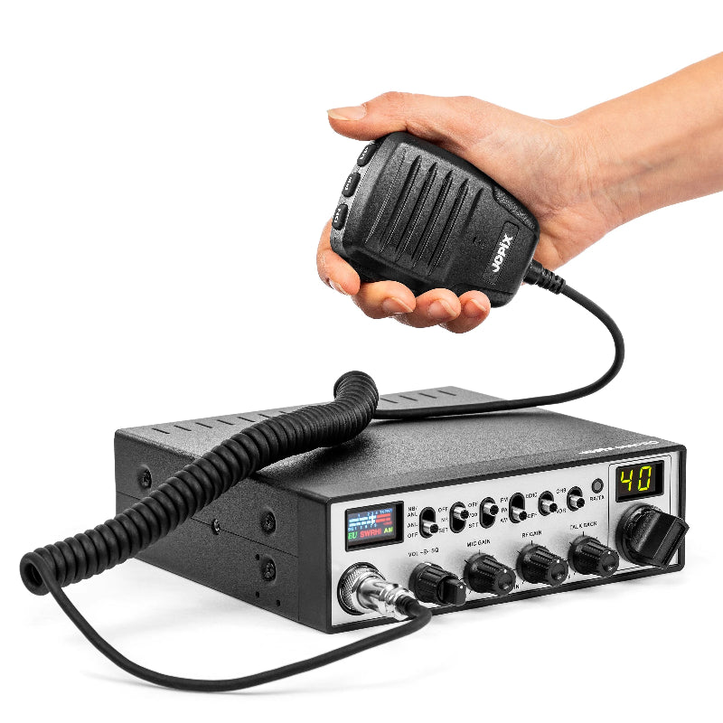 Jopix 900PRO mobiele multi-standaard 27MHz transceiver met microfoon in de hand 