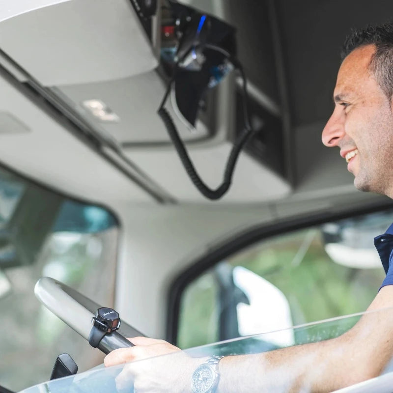 Midland Handsfree set in een vrachtwagen voor het handsfree communiceren met een 27MC