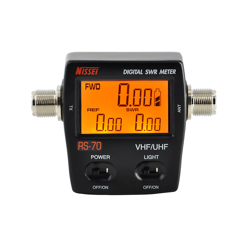 Nissei RS-70 digitale SWR en Watt meter met verlicht display, bedieningsknoppen en aansluitingen aan de zijkant