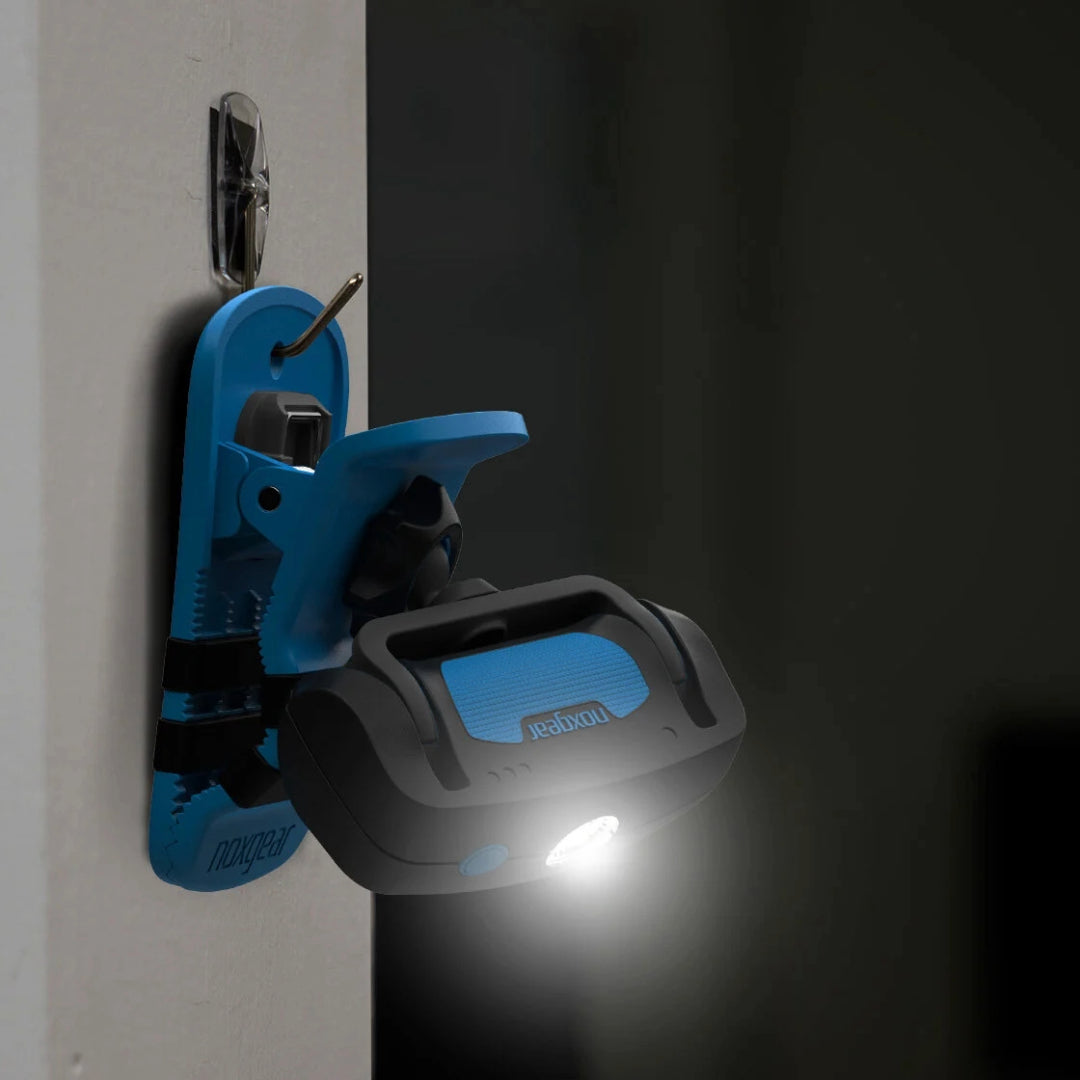 Nobgear Tracer klem met Tracer lamp brandend hangend aan een haak