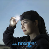 Noxgear See You set met Tracer lamp en hoofdband, gedragen door een vrouw