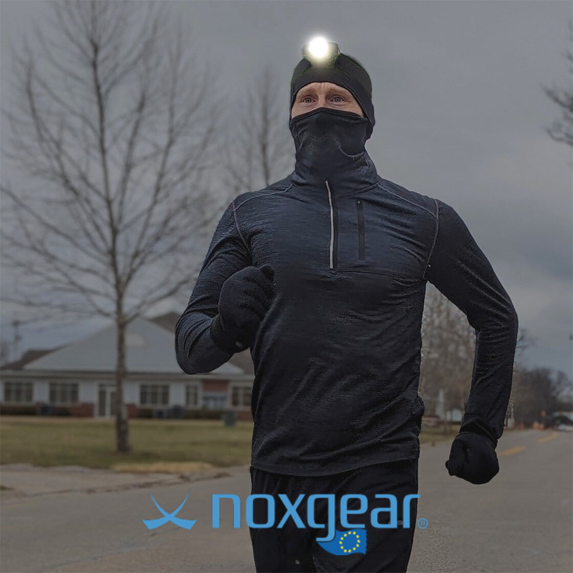 Noxgear Tracer lamp en hoofdband gedragen door man die aan het hardlopen is