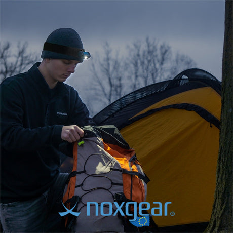 Noxgear Tracer lamp en Tracer hoofdband gedragen door man die aan het kamperen is