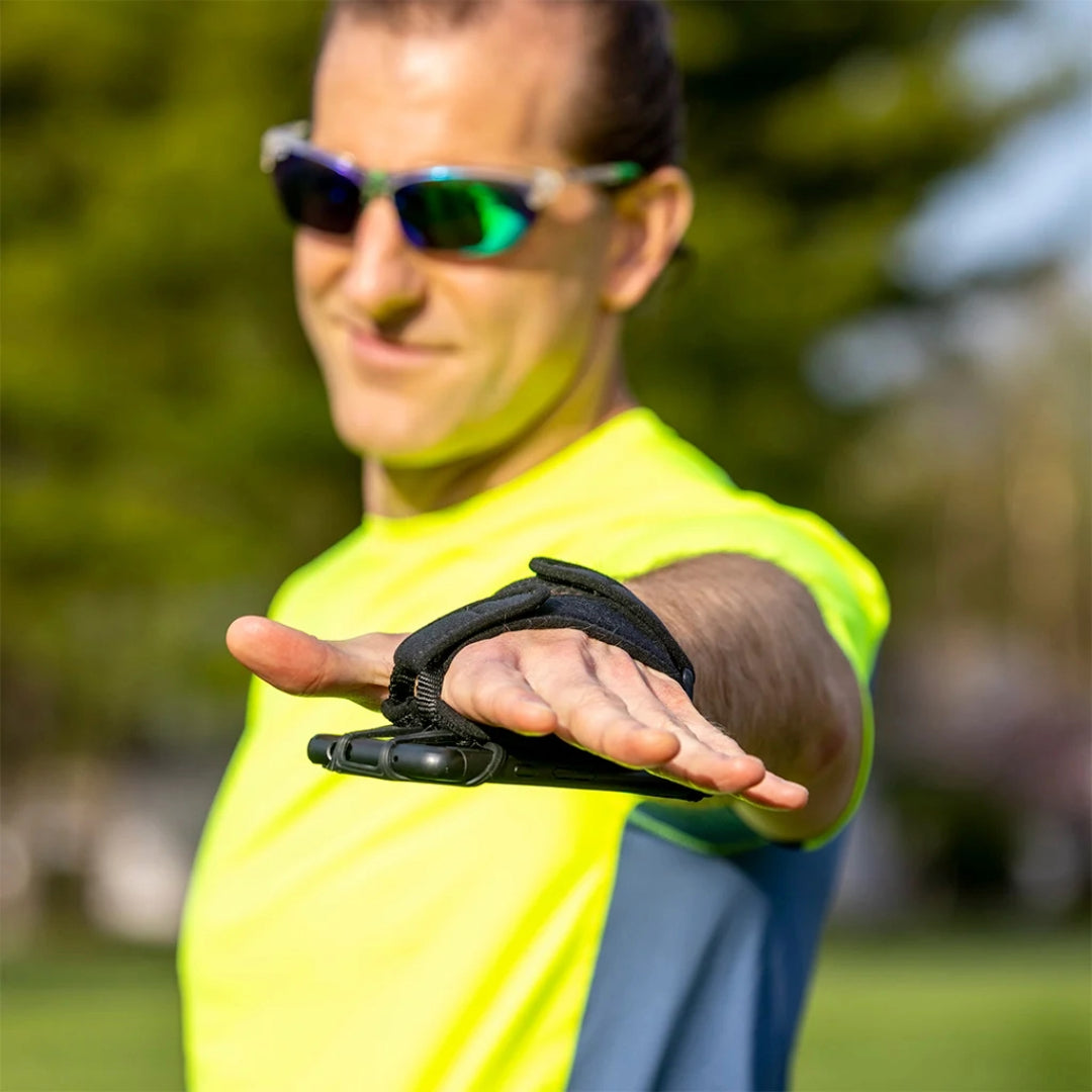 Man in hardloop shirt met zonnebril houd de Noxgear telefoonhouder over de kop aan zijn linker hand 