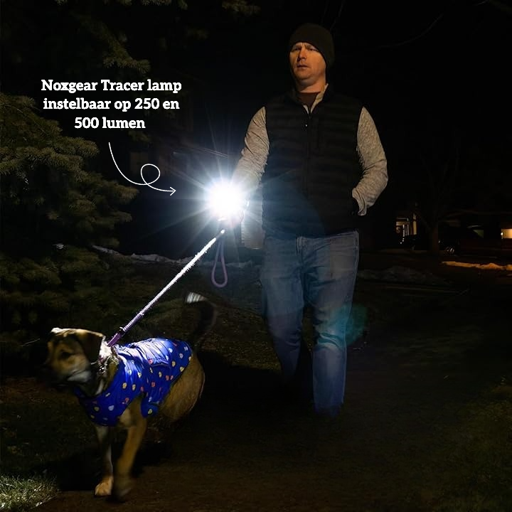 Noxgear Tracer lamp om je pols tijdens een wandeling met je hond