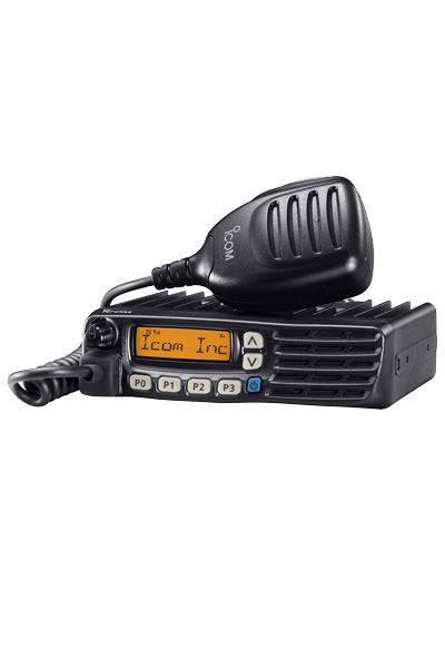 Icom IC-F5022 transceiver met microfoon en oranje achtergrondverlichting op het display